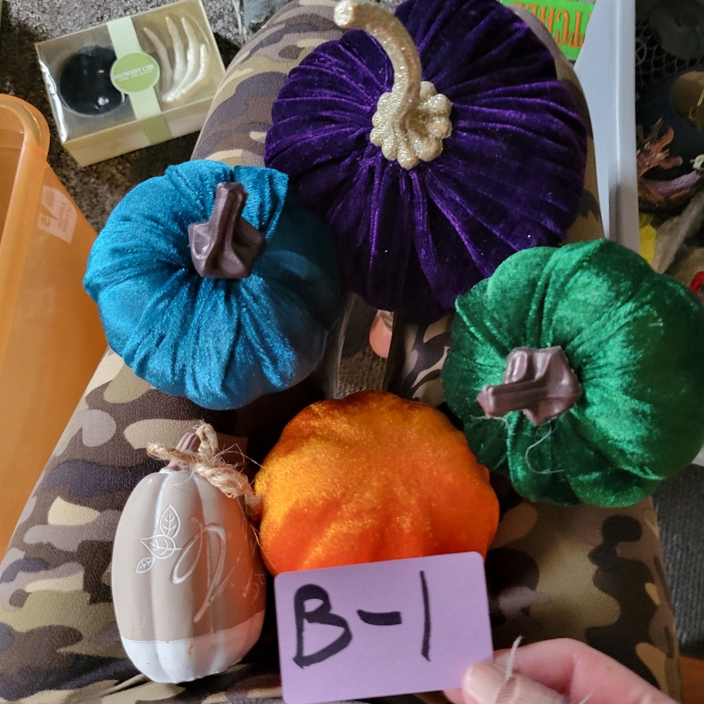 Lot of 5 fall pumpkins 1 is ceramic 4 velvet pumpkins different size - Picture 8 of 8